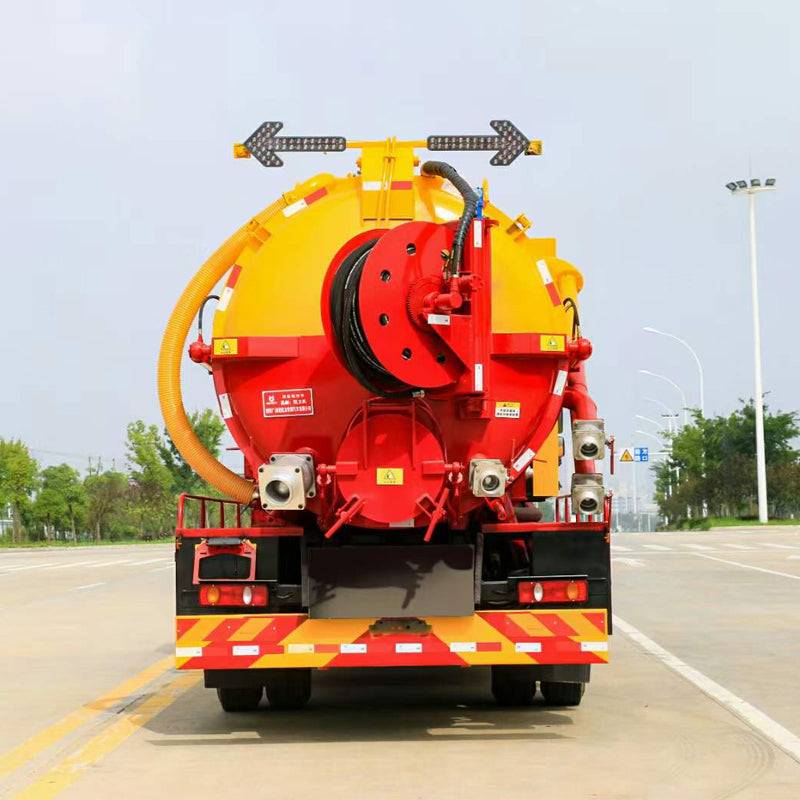 Dongfeng 4x2 sludge transport truck 4 square water tank 8 square waste tank