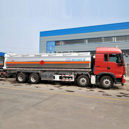 HOWO 8*4 30000L oil tank truck